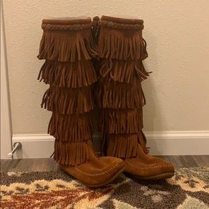 Minnetonka moccasins 5-layer fringe boot SZ 10